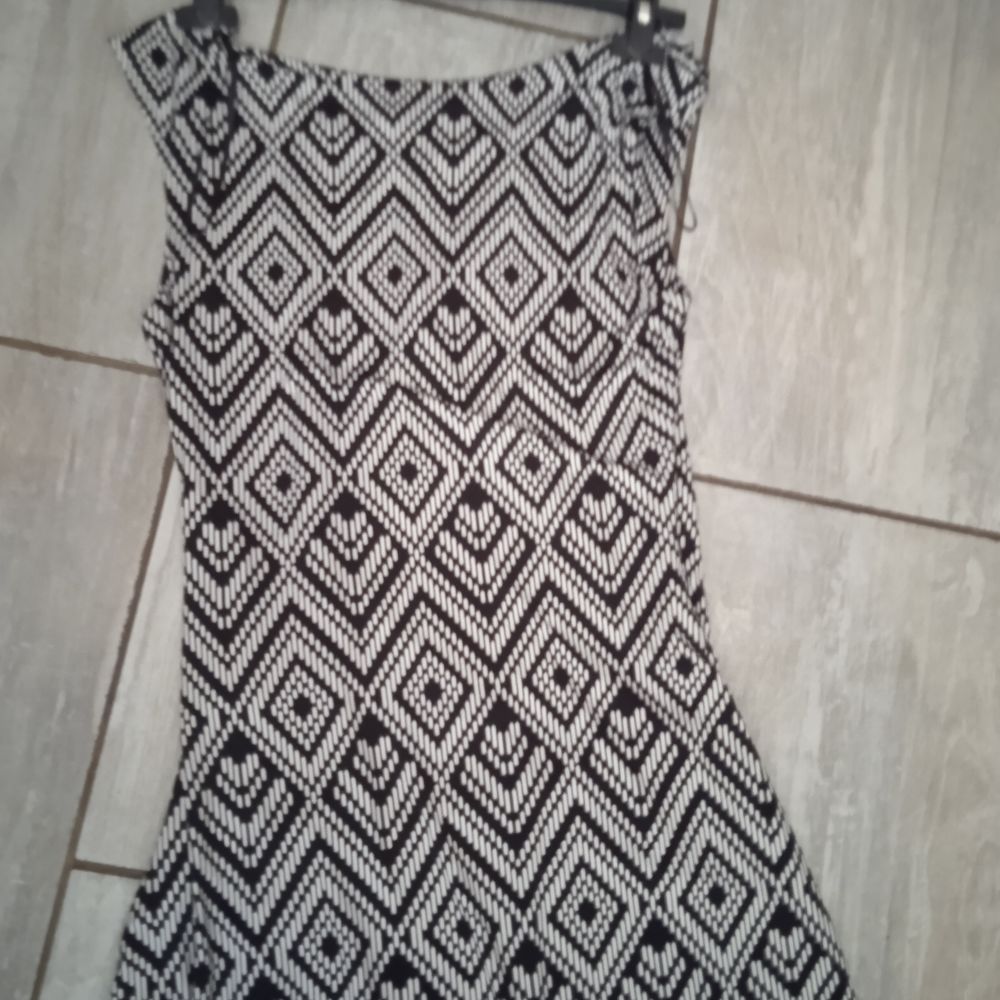 Robe sans manches marque mosquitos T 38 motifs g&eacute;om&eacute;triques Vêtements