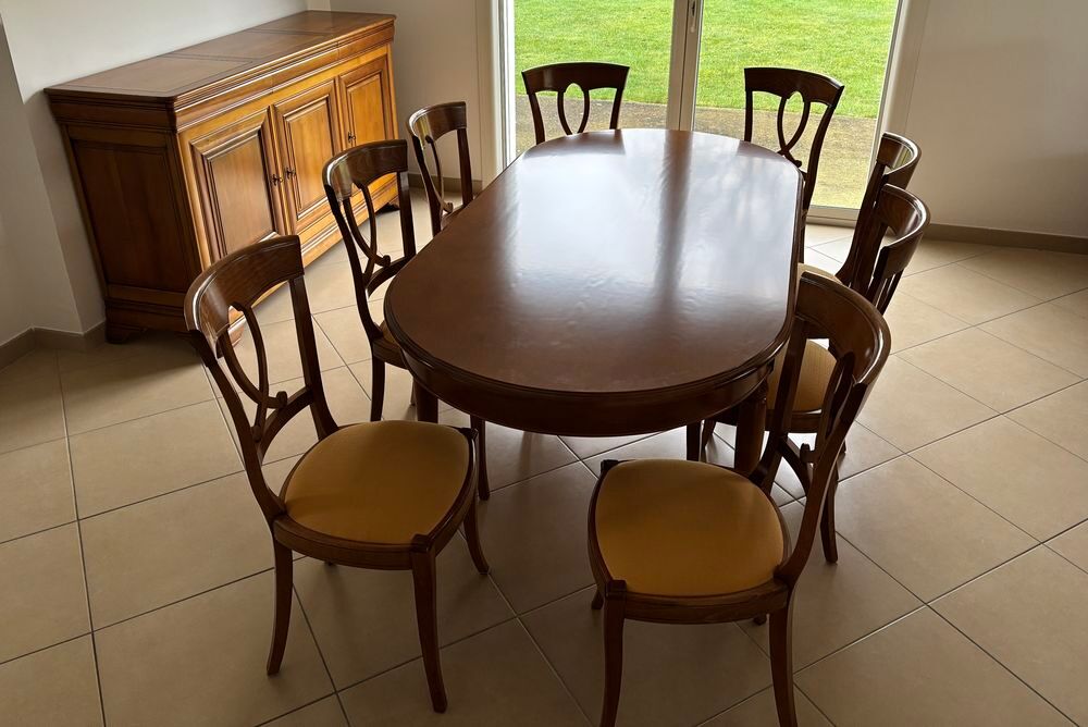 Salle &agrave; manger pour huit personnes Meubles