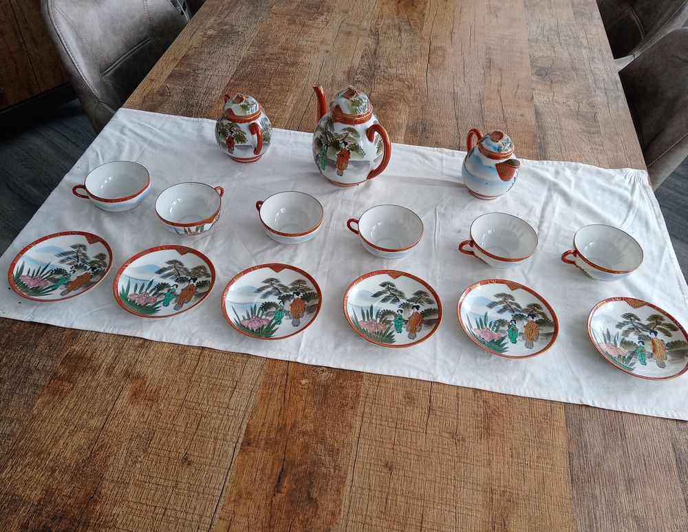 Service &agrave; th&eacute; ou caf&eacute; en porcelaine &agrave; d&eacute;cors japonisant 