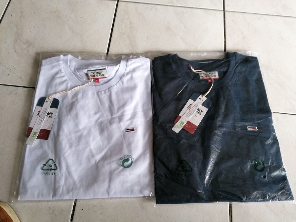 Tee shirts Tommy jeans neuf taille m et smol. Vtements