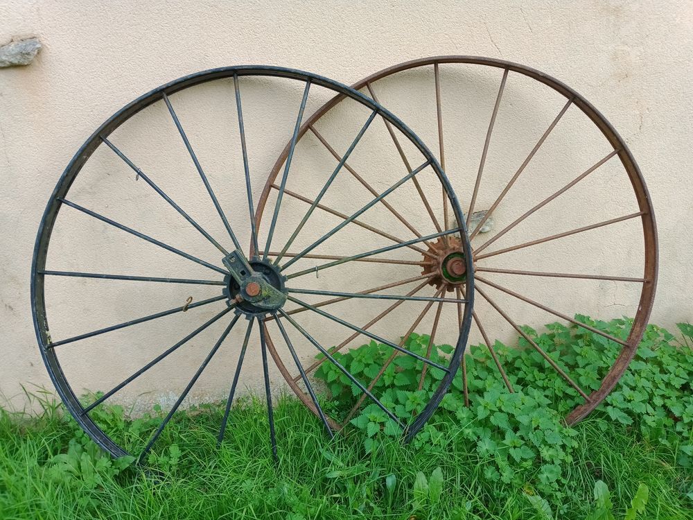Anciennes roues en fer Jardin