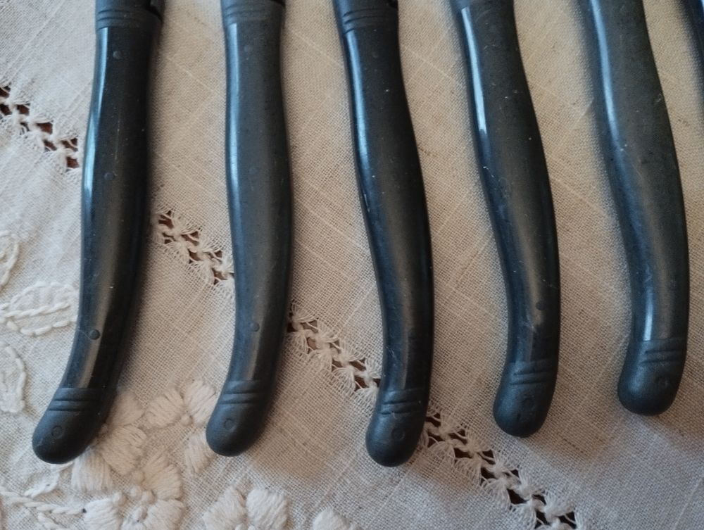 12 Couteaux + fourchettes &agrave; crustac&eacute;s + couteau &agrave; pain Cuisine