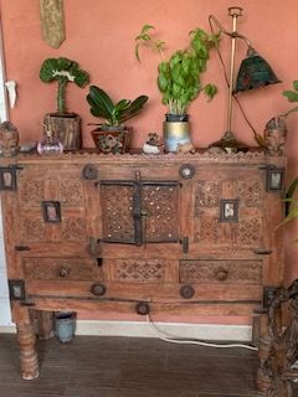Meuble console indien tr&egrave;s ancien, en bois sculpt&eacute; Meubles