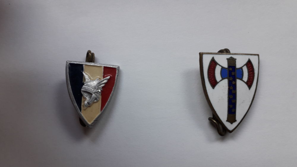 Lot de 2 badges ETAT Fran&ccedil;ais
