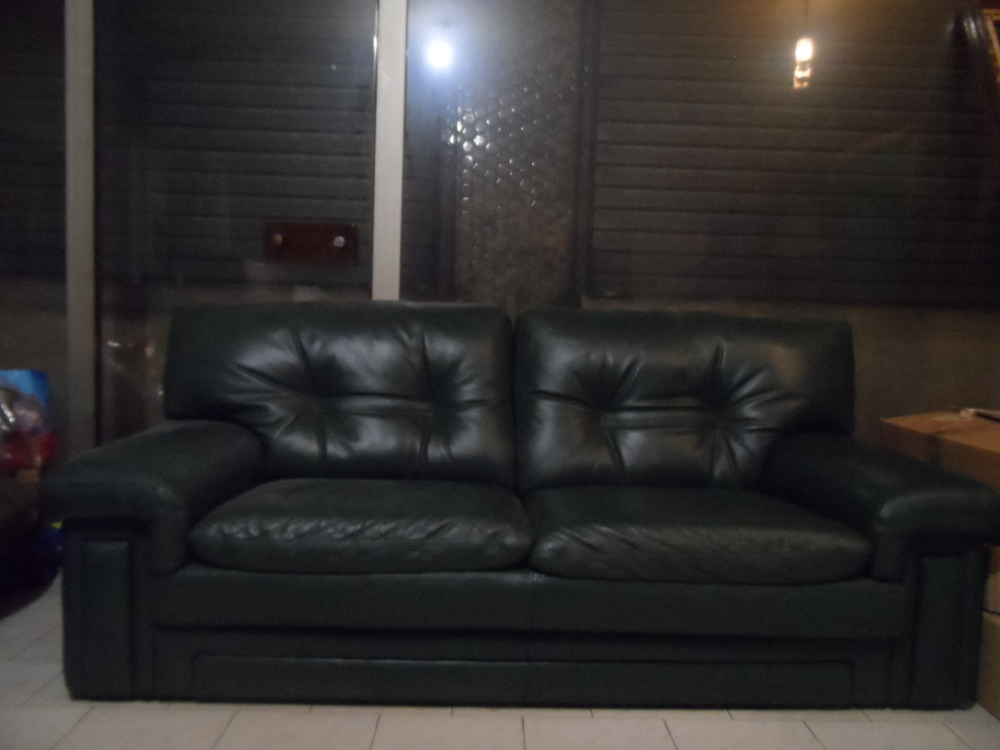 2Canap&eacute;s Cuir parfait &eacute;tat et disponibles cause d&eacute;m&eacute;nagement Meubles