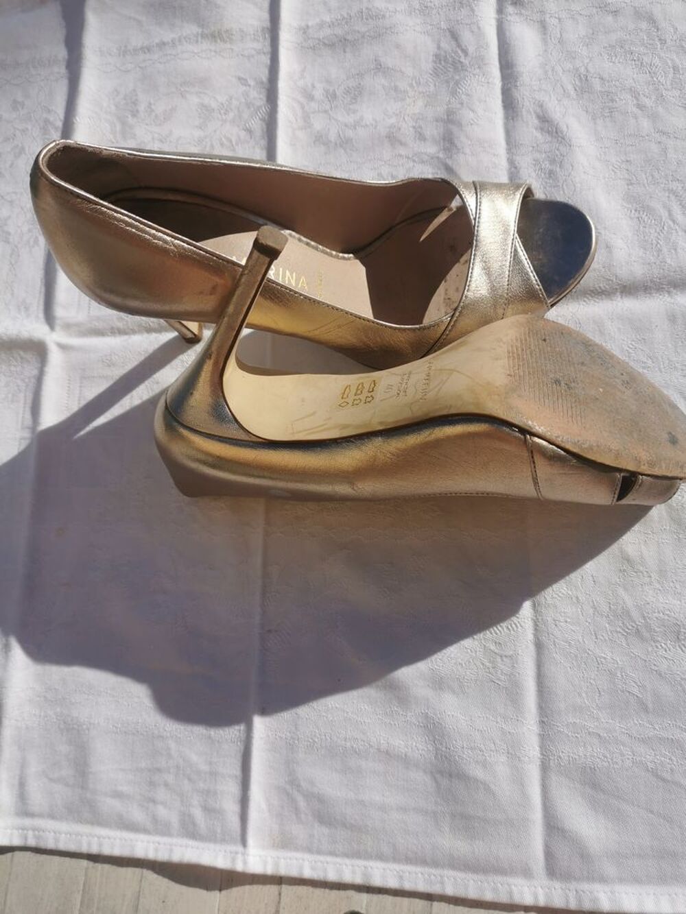 Chaussures noires &agrave; talon, CUIR ET DAIM
ETAT NEUF Taille 40 Chaussures
