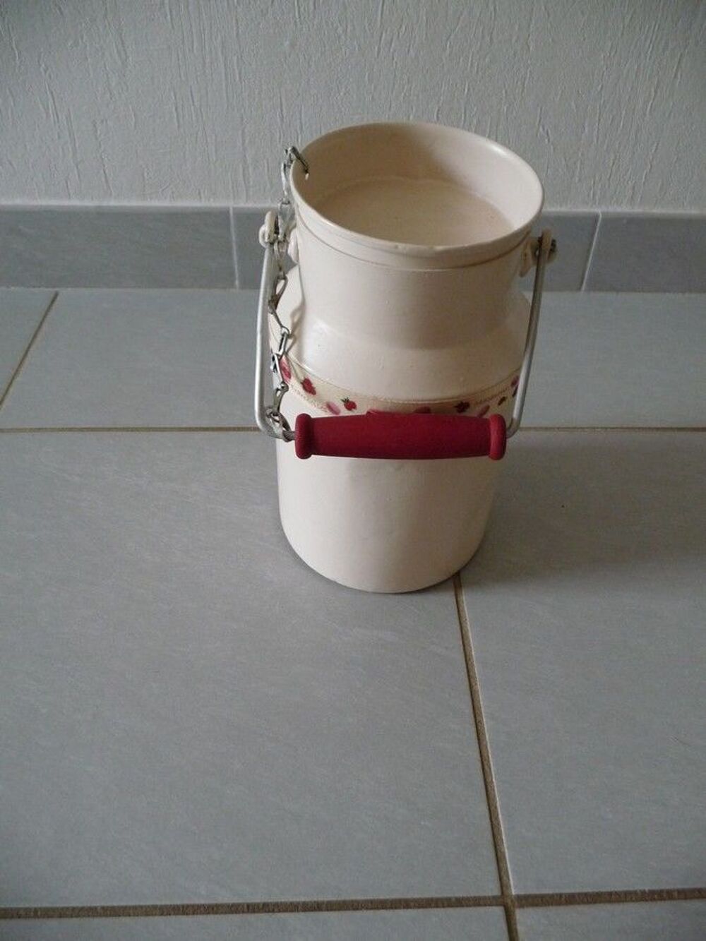 Pot &agrave; lait d&eacute;cor&eacute; en m&eacute;tal ancien Décoration