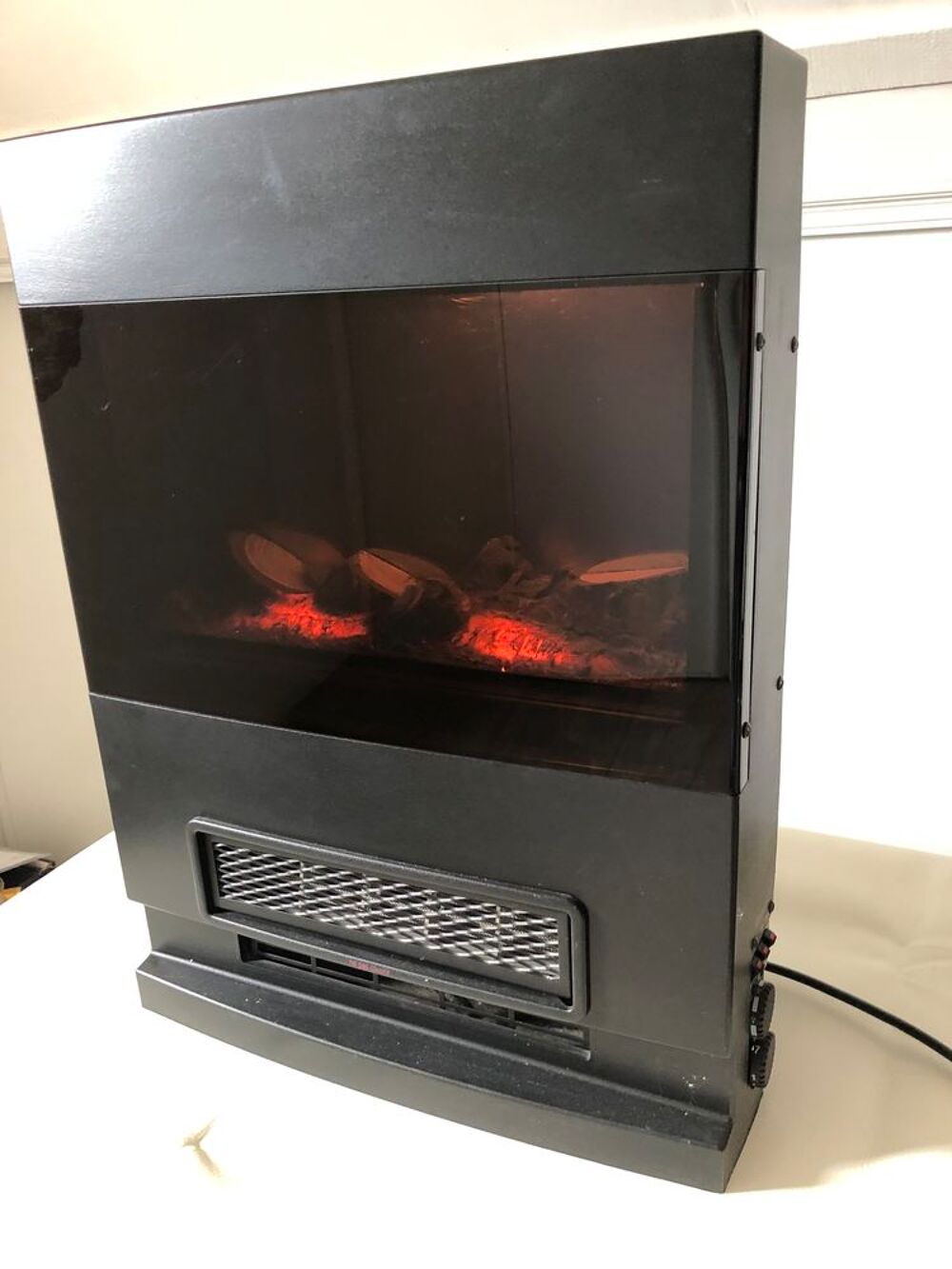 Belle chemin&eacute;e &eacute;lectrique avec effet flammes. Décoration