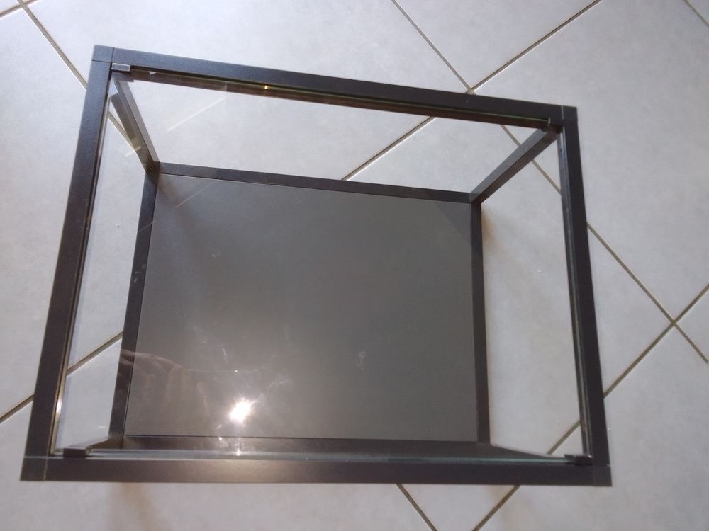 Etag&egrave;re en m&eacute;tal avec une partie en verre Meubles