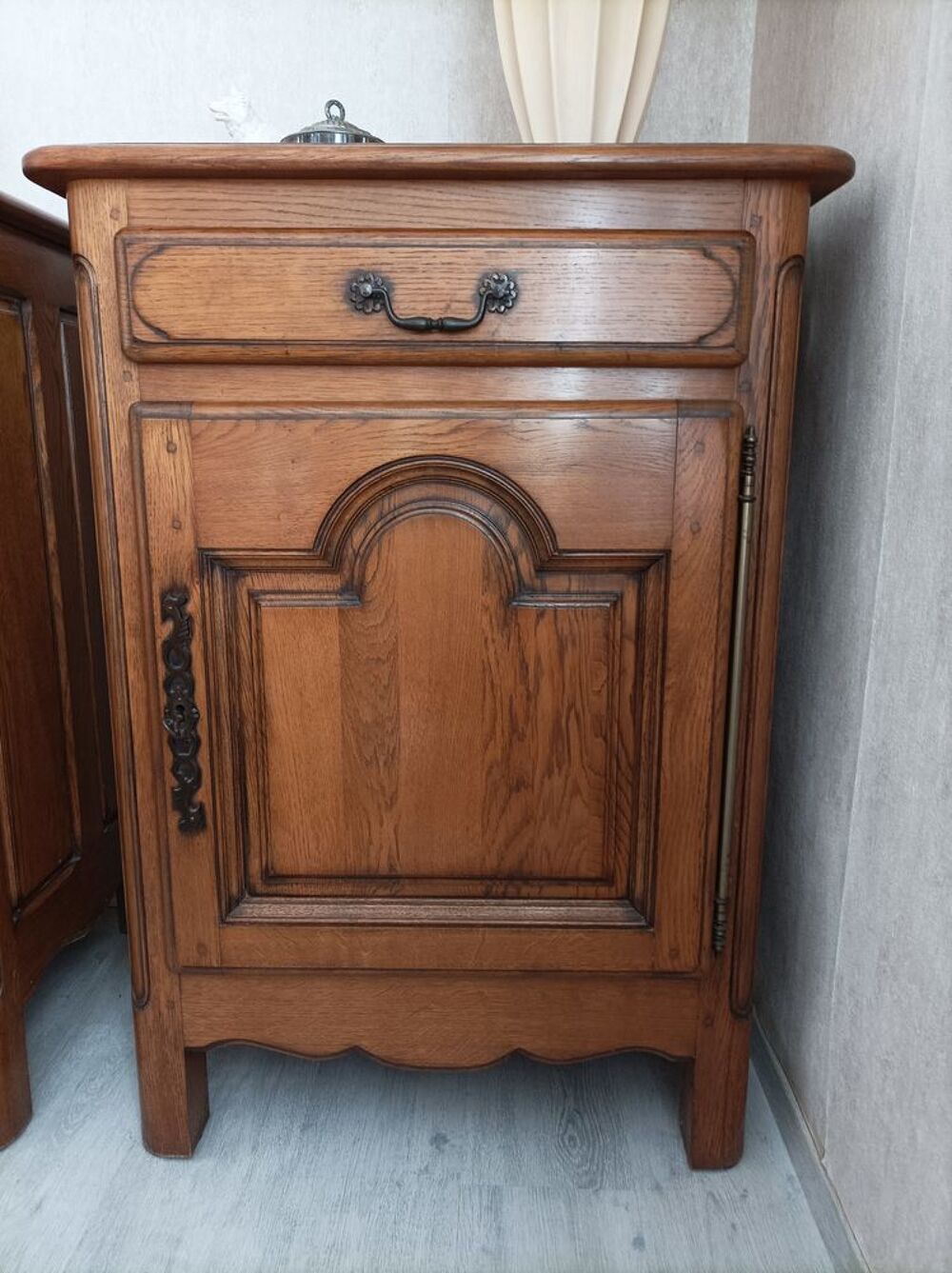 Salle &agrave; manger compl&egrave;te ch&egrave;ne massif 6 chaises
800 euros Meubles