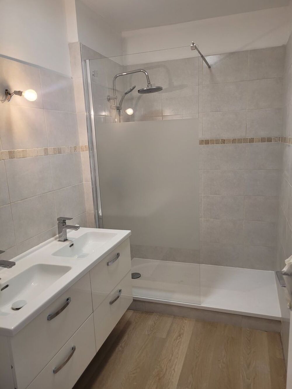 Vente Appartement BORDEAUX 
grand appartement très clair récemment rénové Bordeaux