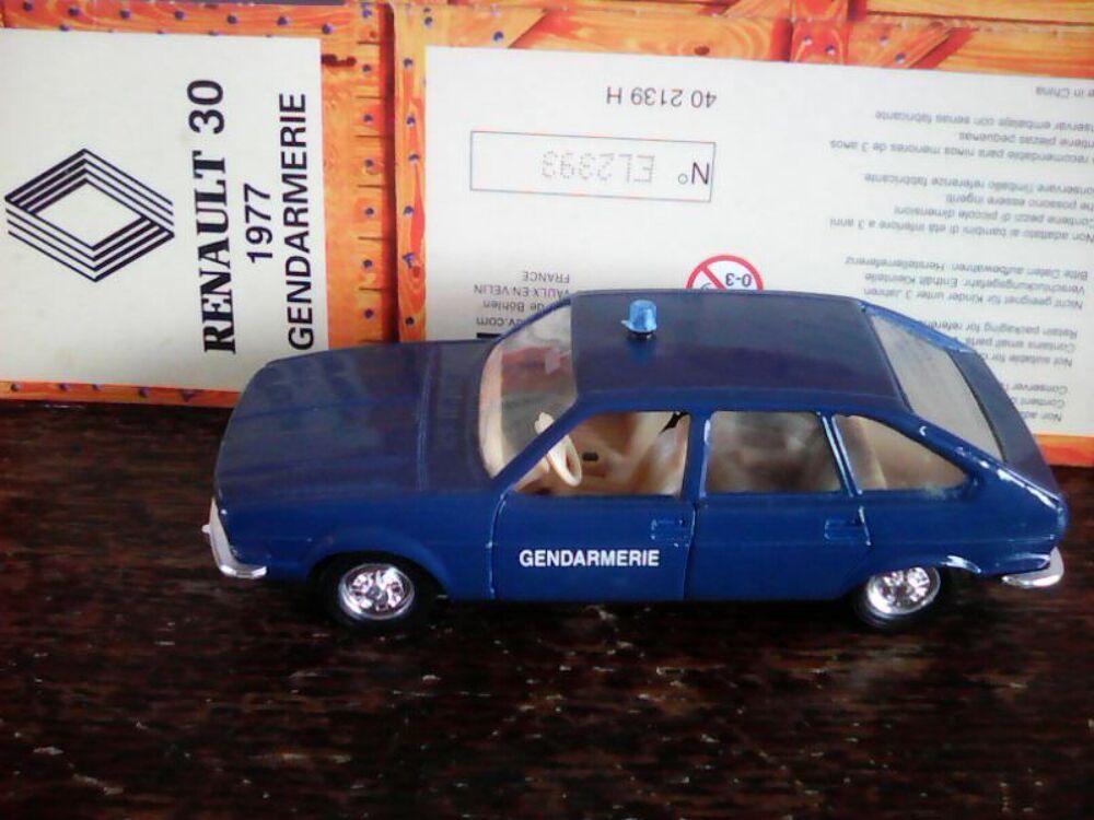 Voiture Renault 30 TS Gendarmerie Solido 1/43 Mod&egrave;le r&eacute;duit. 