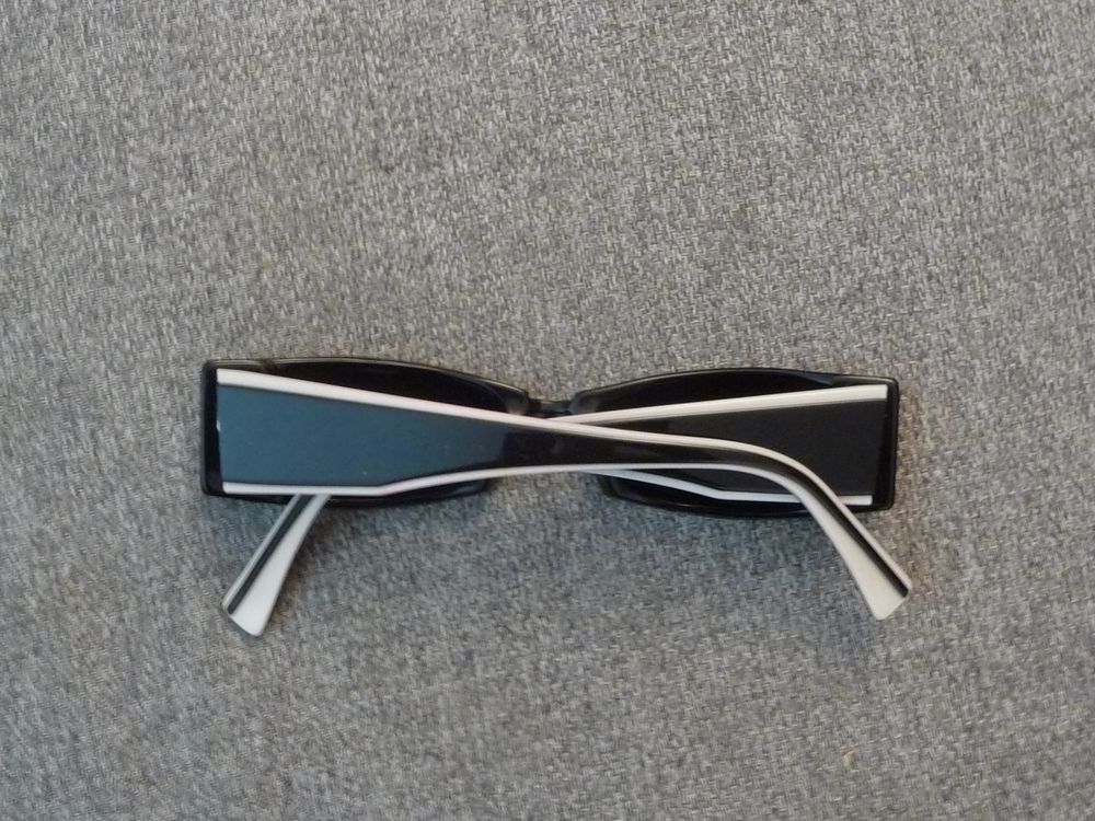 Lunette de Soleil Rectangle Plastique Noir et Blanc-Traction Bijoux et montres