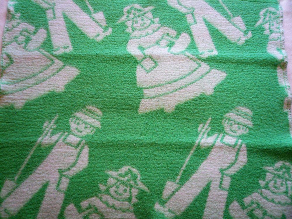 Couverture verte 80cm x 70cm Puériculture