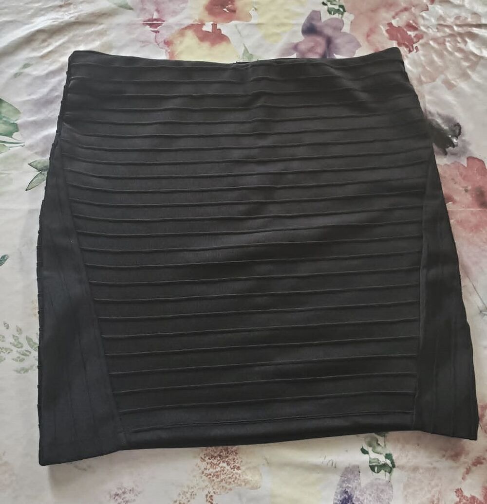 JUPE COURTE NOIRE JENNYFER TAILLE M Vêtements
