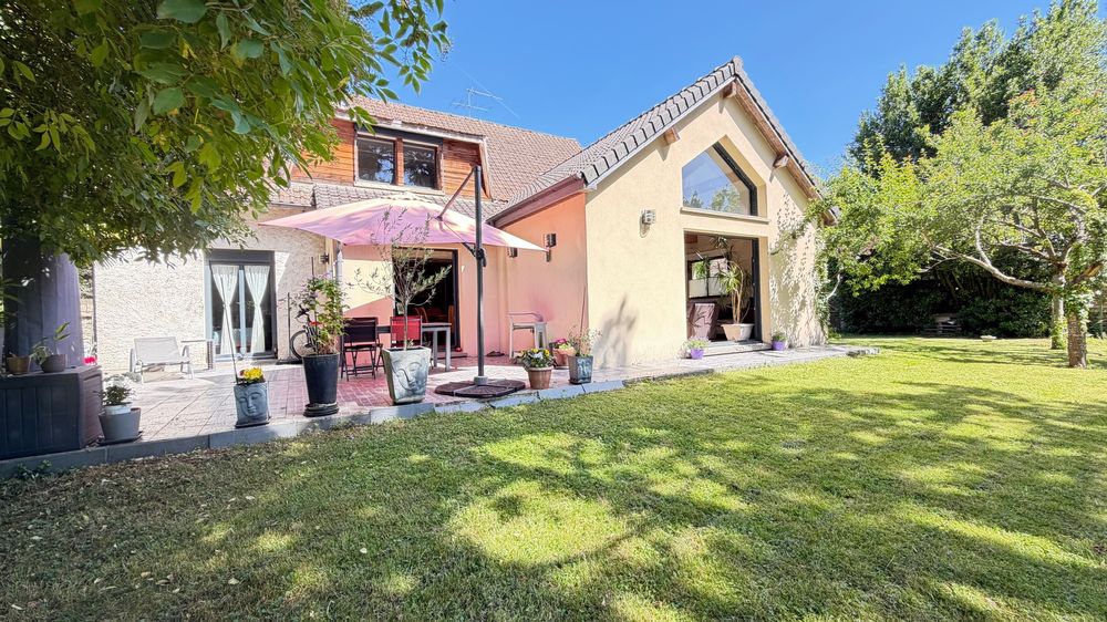 Vente Maison Les Essarts-le-Roi -Saint-Hubert :
10 pièces / 205 M²/1030m² Les essarts-le-roi