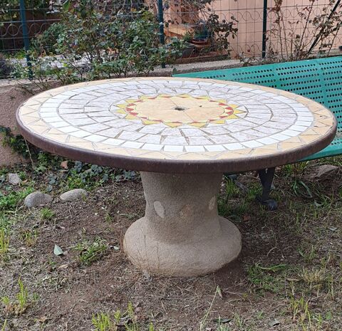 TABLE DE JARDIN BETON ET CARRELAGE 50 Ille-sur-Tt (66)