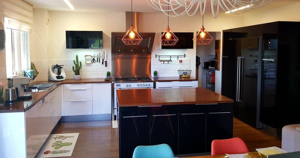 CUISINE EQUIPEE EN FORME L + ilot + LV + EVIER + Mitigeur
Cuisine