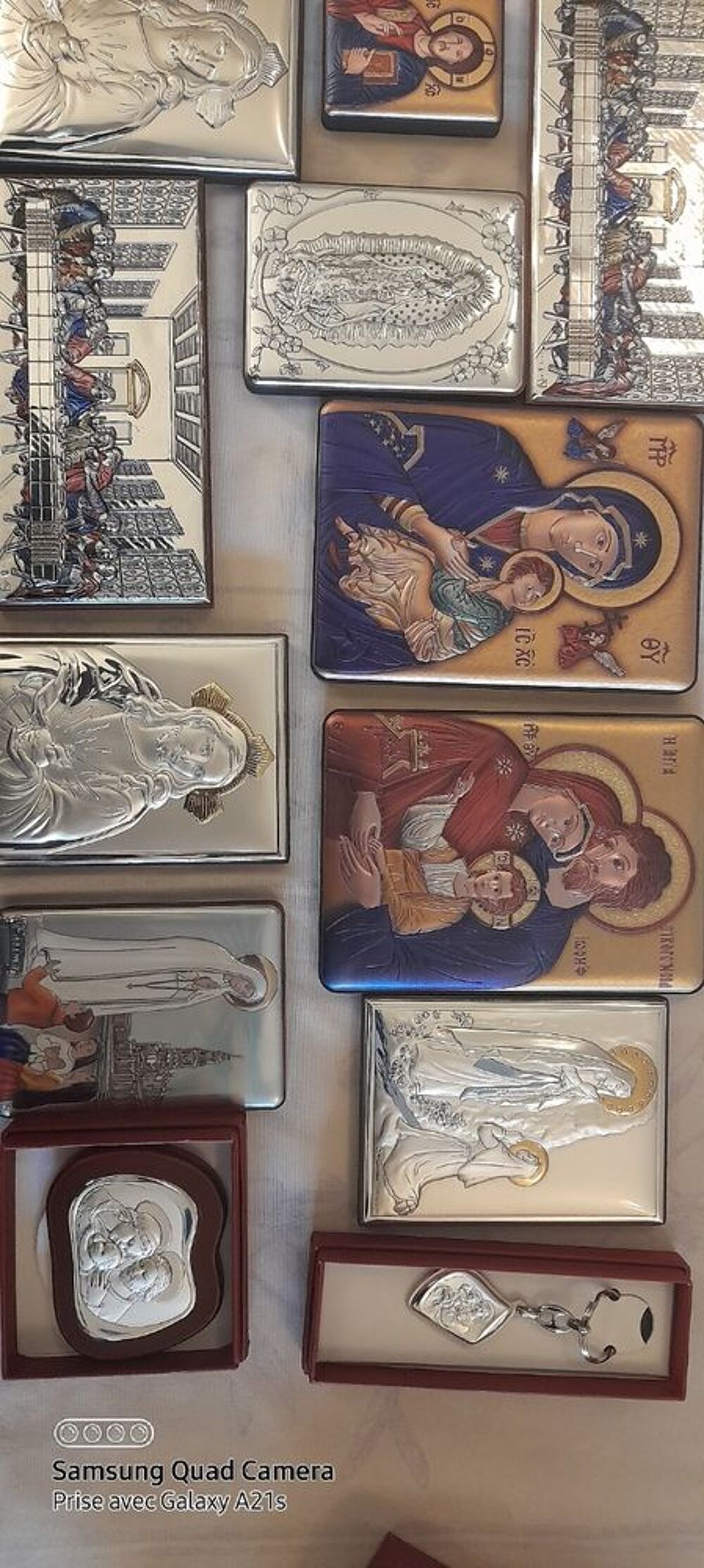 objets articles religieux :Chapelet , cadres ,m&eacute;dailles .... Bijoux et montres