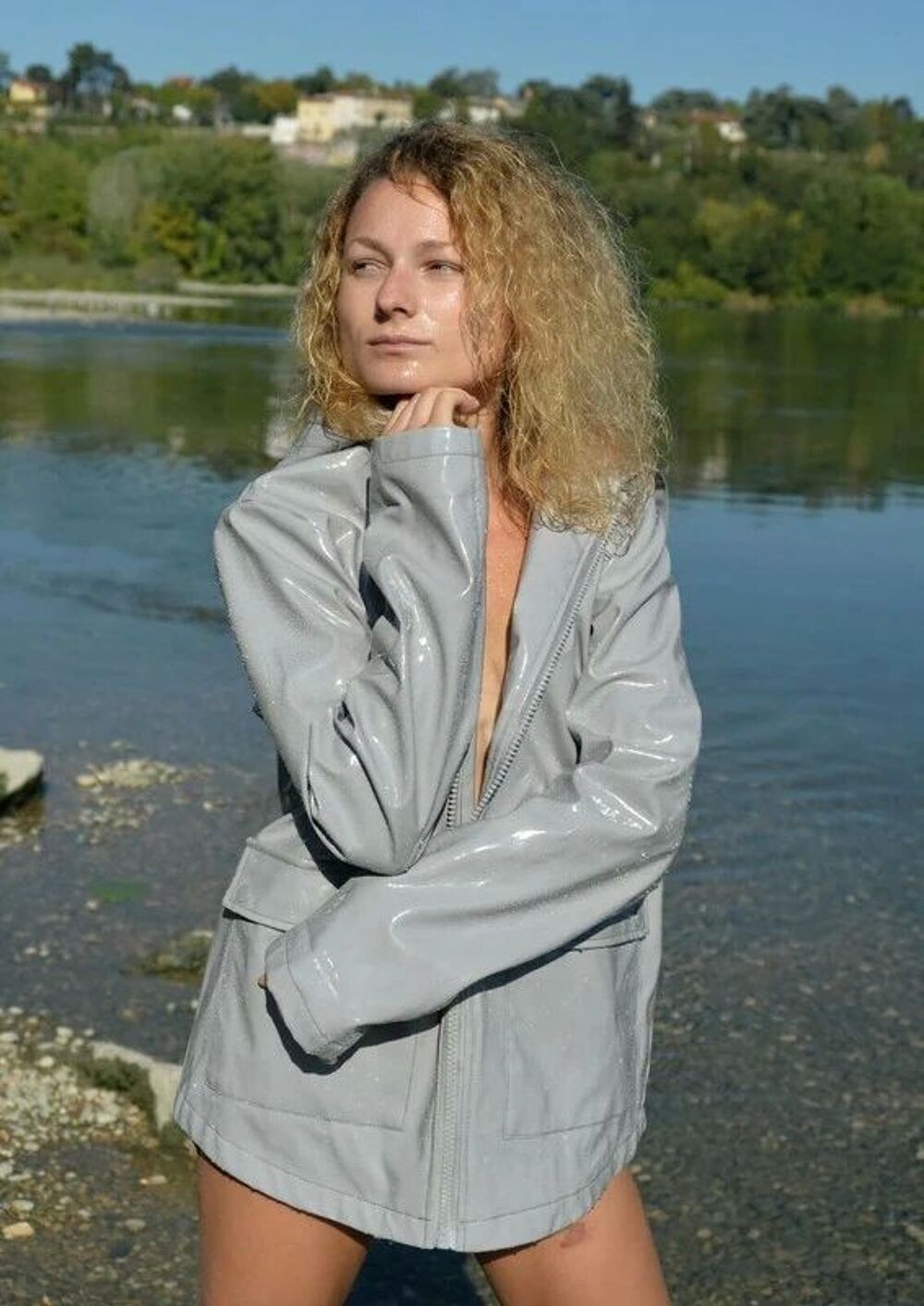 Lackmantel verni doubl&eacute;, avec capuche Vêtements