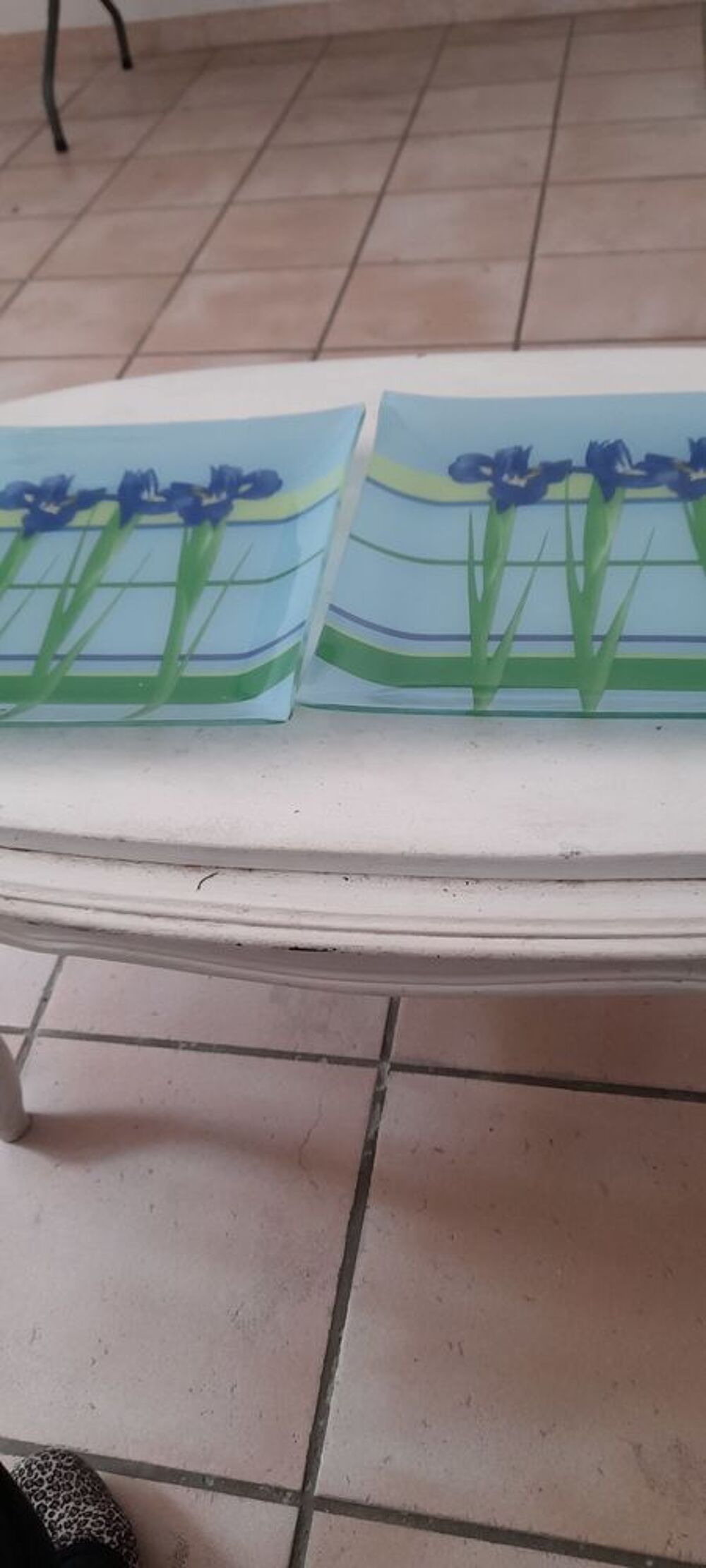 2 grandes assiettes ou plats en verre. Dcoration