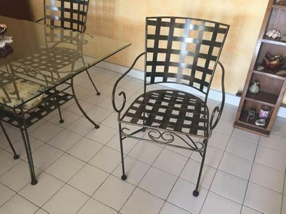 table verre + 4 fauteuils assortis Meubles