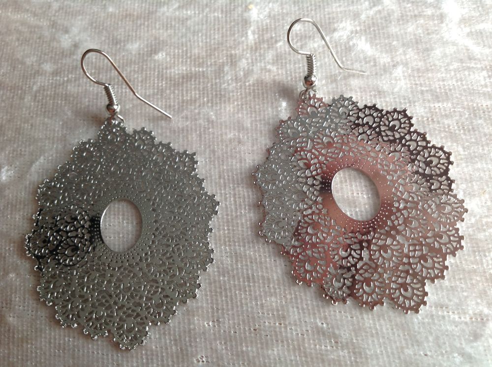 BOUCLES OREILLES ARGENT&Eacute; OVALE DESSIN&Eacute; Envoi Possible
Bijoux et montres