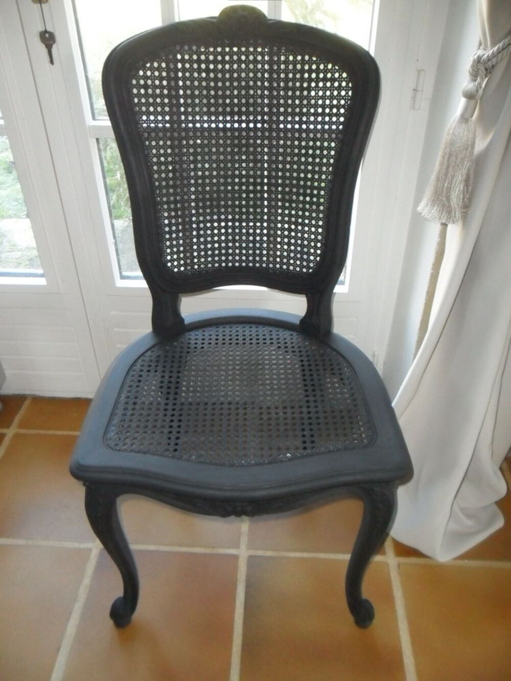 Chaise cann&eacute;e relook&eacute;e en noir mat Meubles