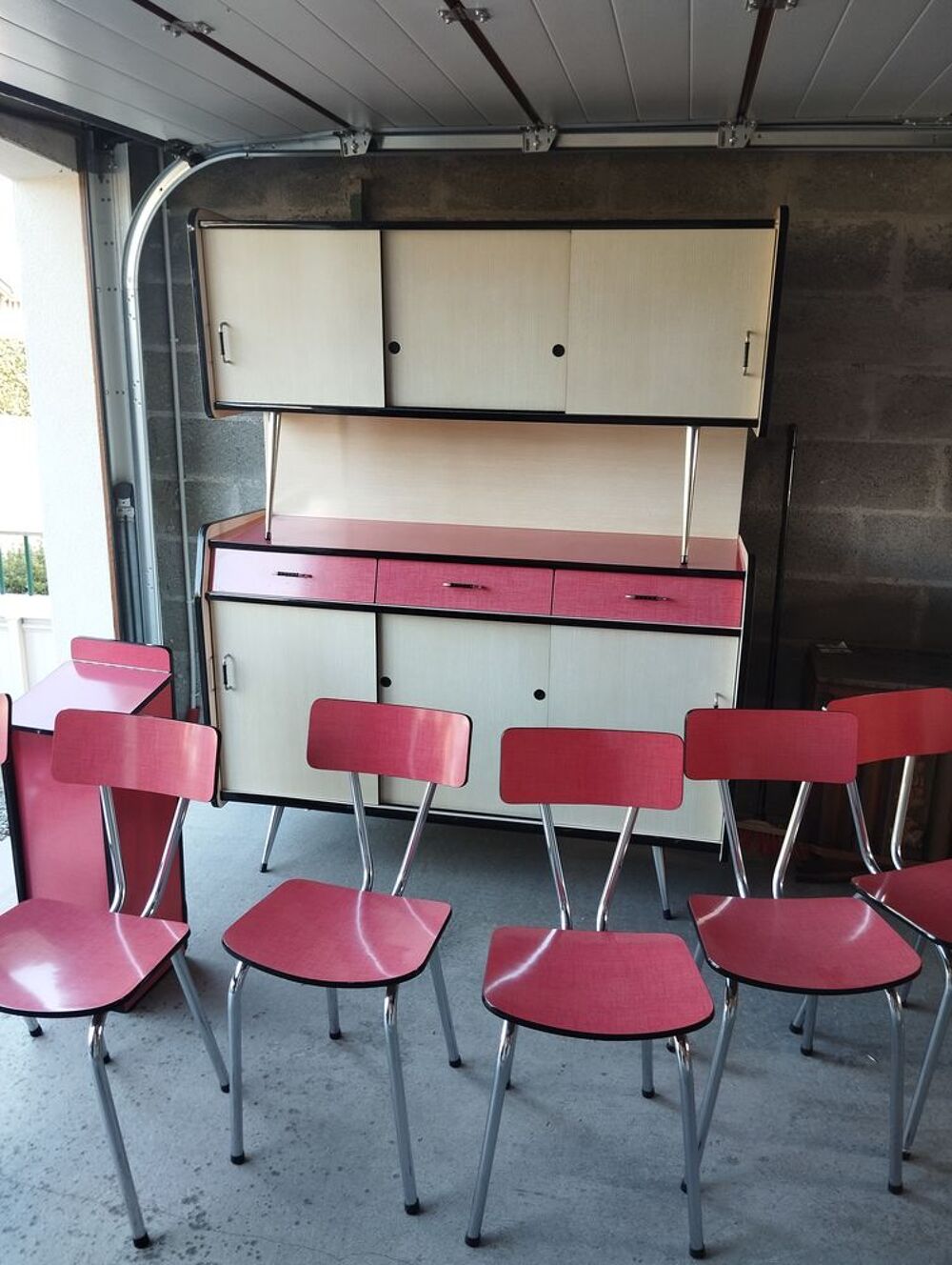 Buffet en formica rouge, 6 chaises, table, bo&icirc;te &agrave; pain Meubles