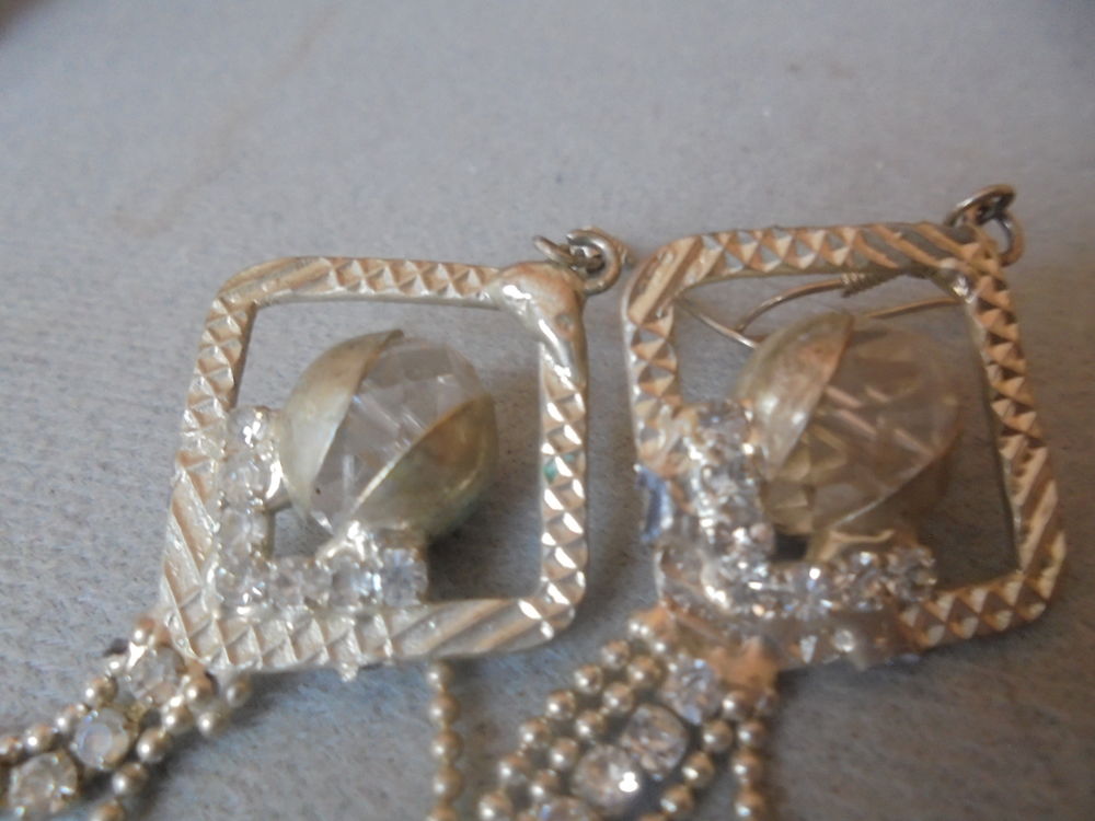boucles d'oreilles, m&eacute;tal blanc Bijoux et montres