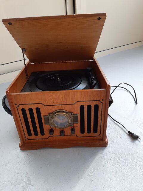 Radio dans Caisse en Bois . 40 Le Vernois (39)