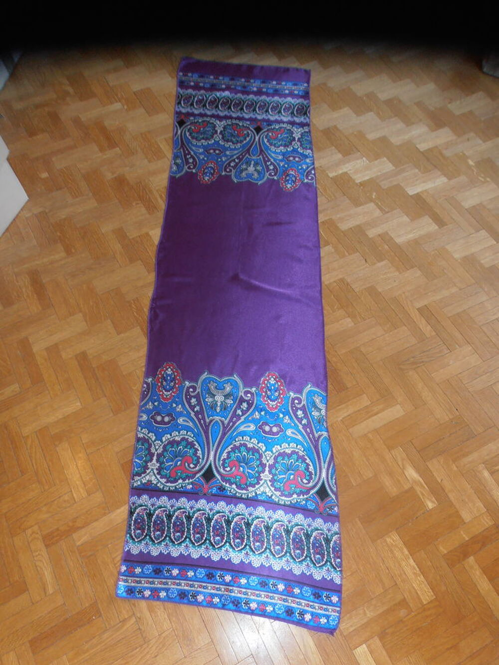 Foulard fond violet 12 (79) Vêtements