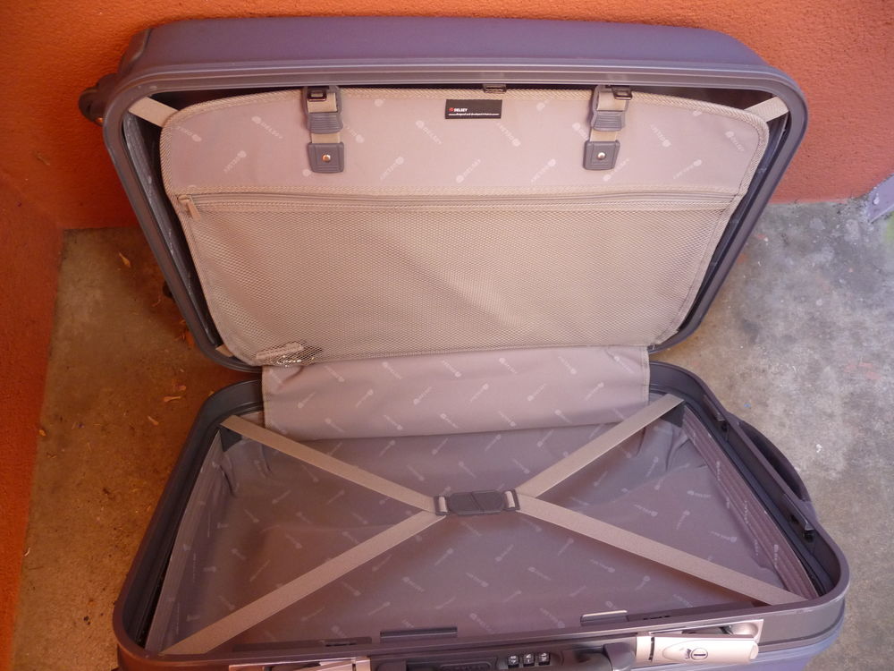 grande valise rigide Delsey bleue 4 roulettes
Maroquinerie