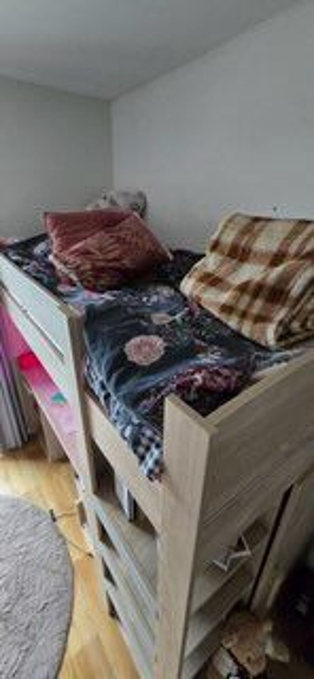 Lit avec bureau int&eacute;gr&eacute; en bois . Meubles