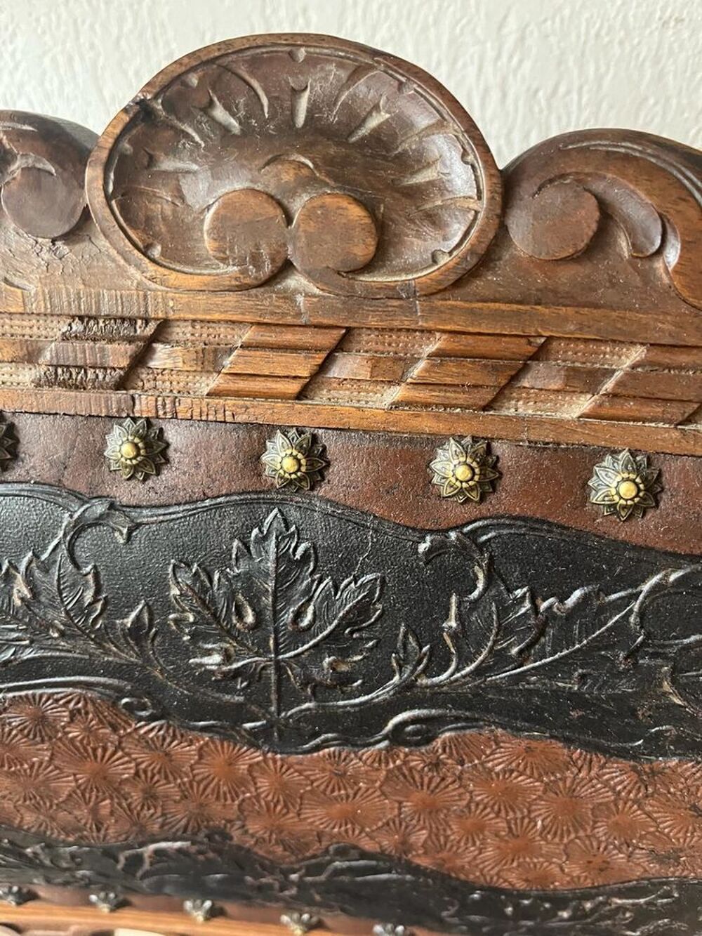 chaise ancienne rare cuir repouss&eacute; bourrage paille Meubles