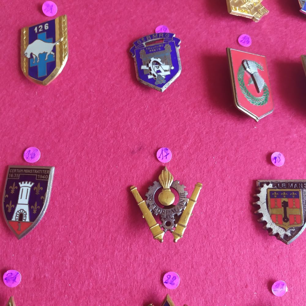 lot de 29 insignes militaires anciens avec attaches 
