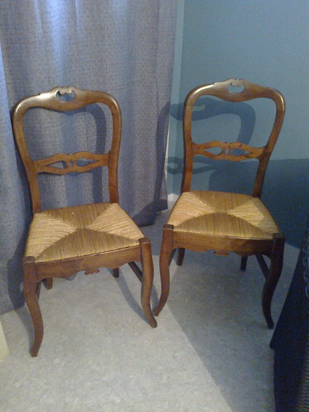 deux superbes chaises paillees anciennes NOYER MASSIF Meubles