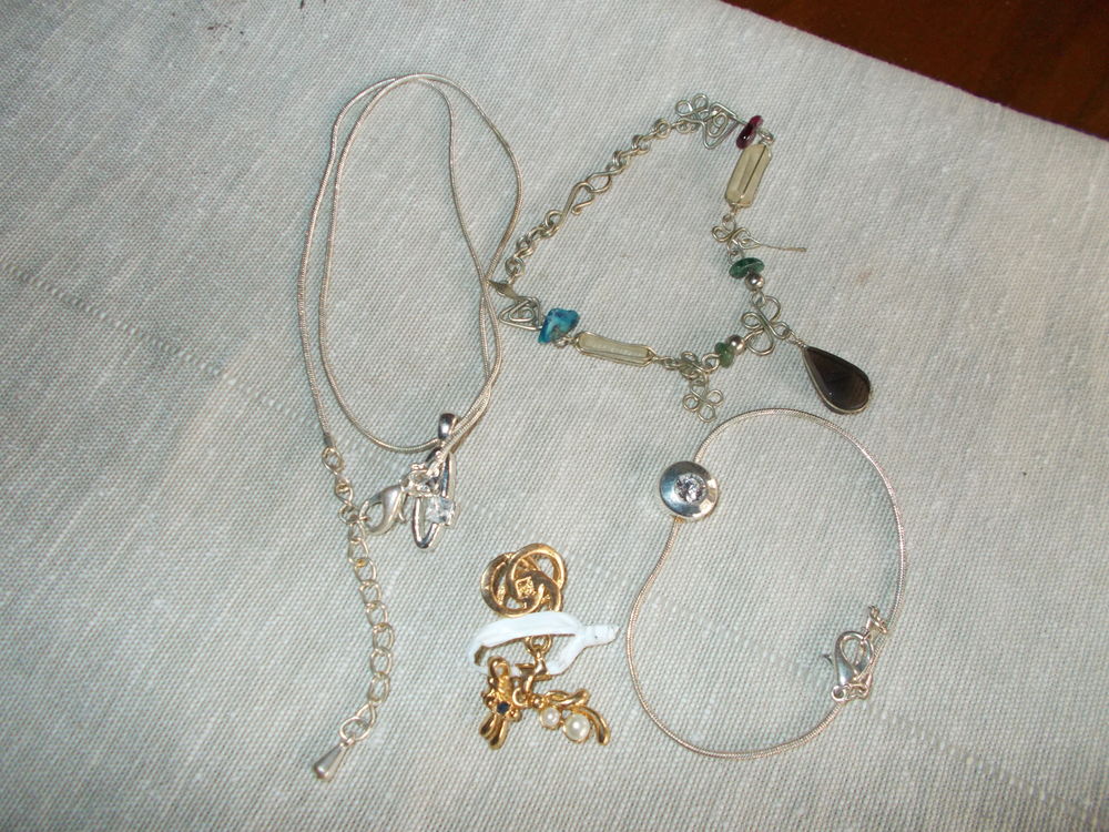 divers colliers Bijoux et montres