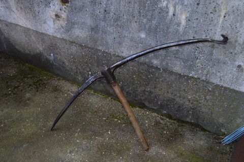 belle pioche  pic pour arracher la gentiane  de 1700 Lunéville (54)