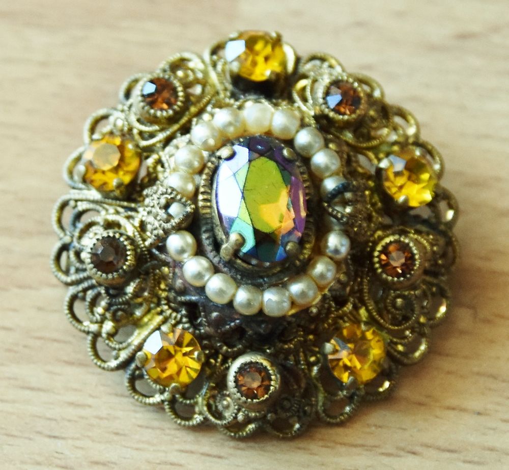 Belle et tr&egrave;s ancienne broche pierres et perles. 3.5 cm. Bijoux et montres