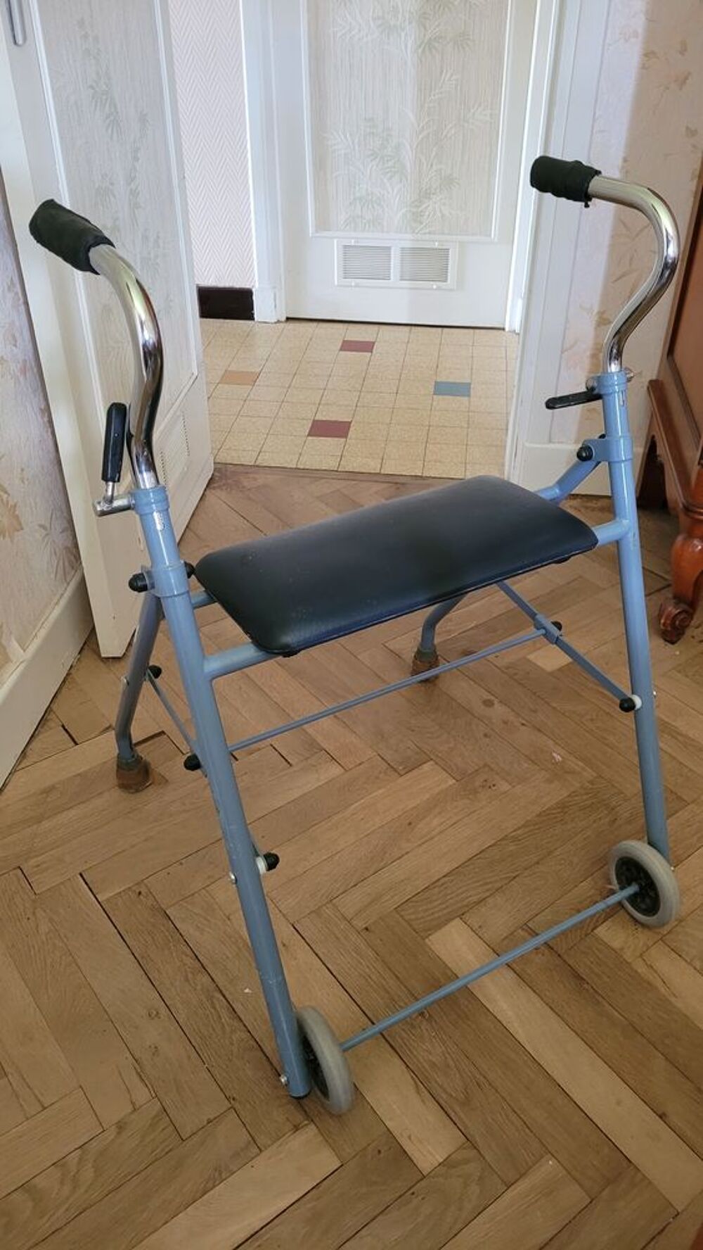ensemble Lit m&eacute;dicalis&eacute; et petit mat&eacute;riel m&eacute;dical Meubles