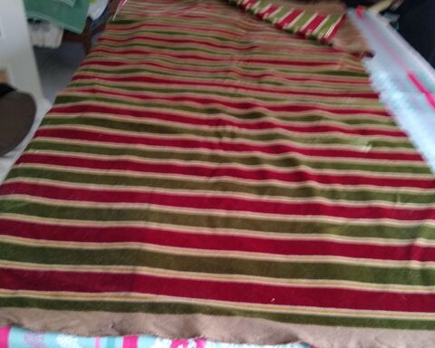 Tissu de tapissier ht de gamme en velours pais + 2 chaises 12 Meximieux (01)