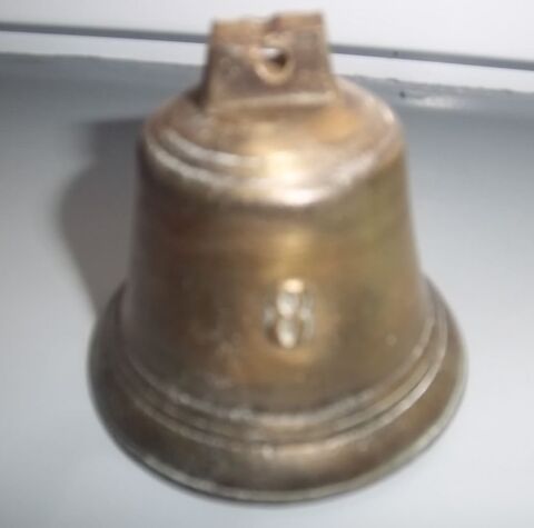 cloche n° 8 laiton ? 20 Colombier-Fontaine (25)