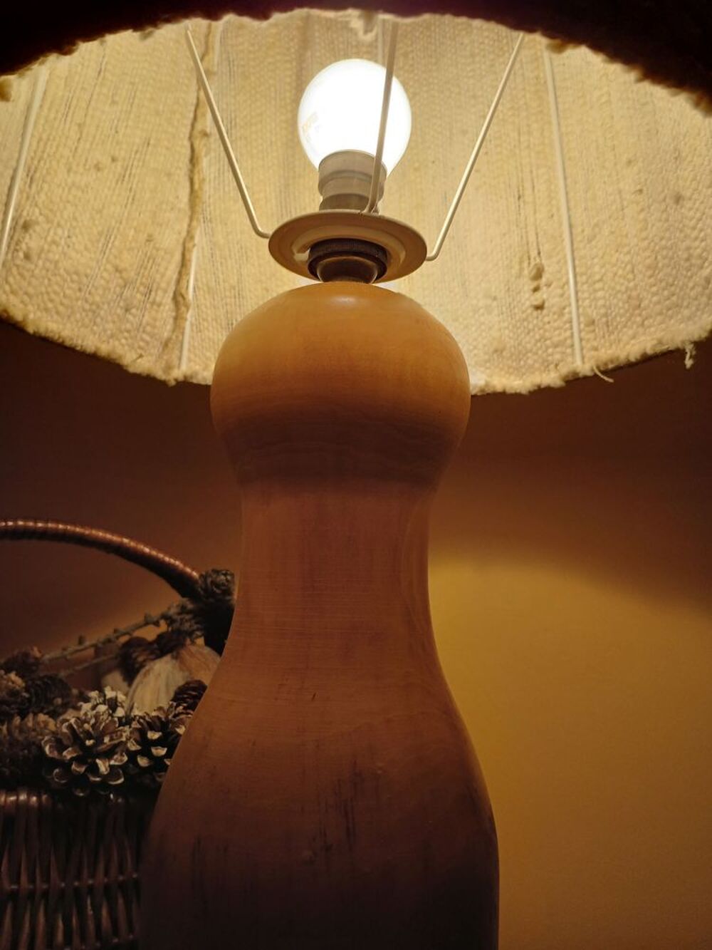 LAMPE SUR PIED FORME QUILLE EN BOIS AVEC ABAT-JOUR Décoration