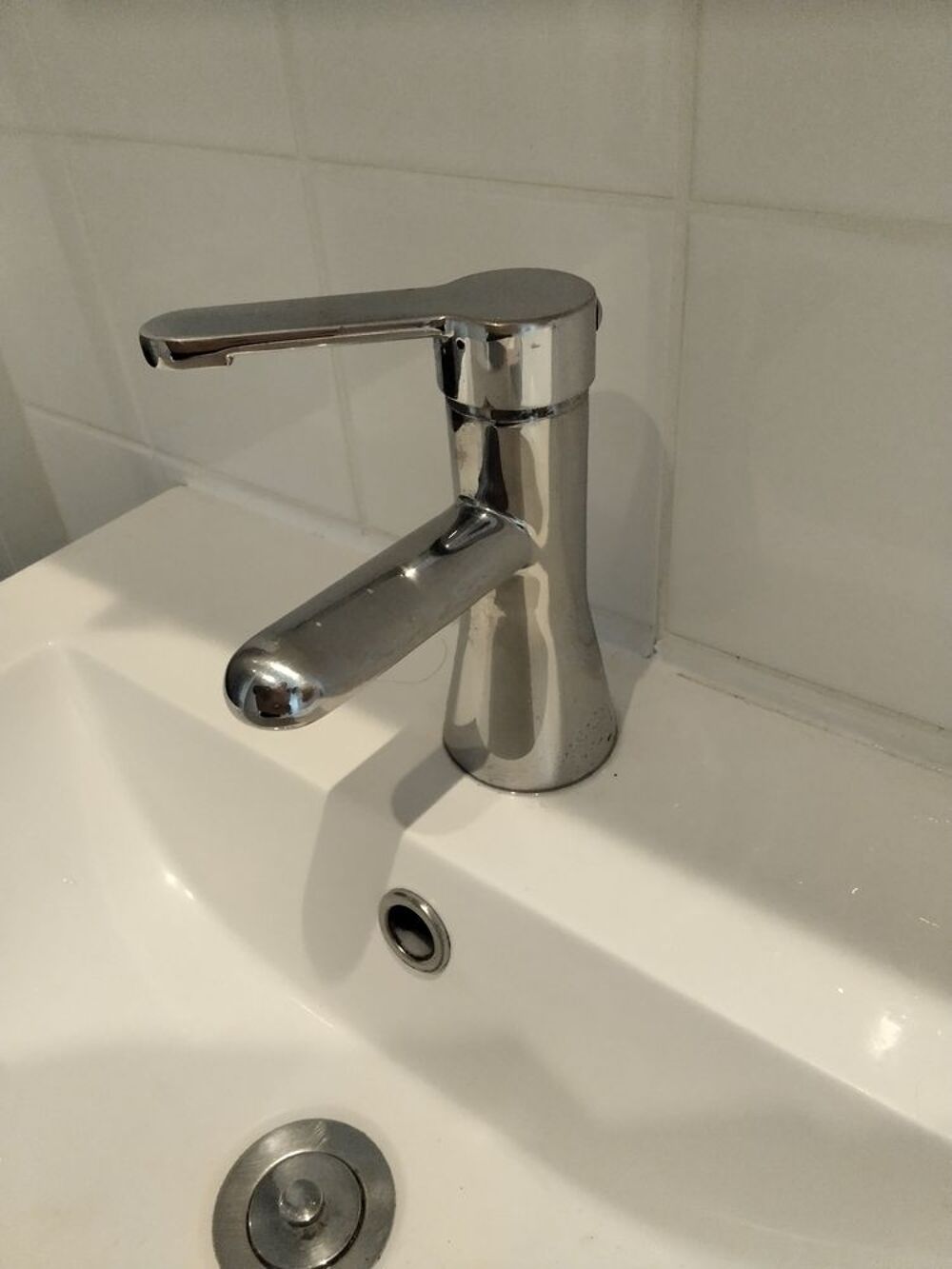 Double vasque et robinets Meubles