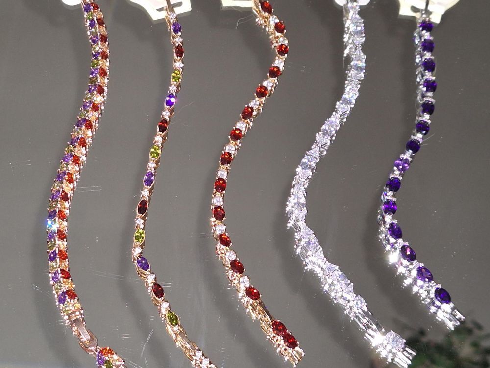 Bracelets neufs en pierreries Bijoux et montres