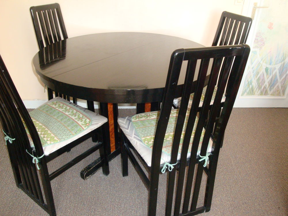 Table rallonge incorpor&eacute;e avec chaises de salle &agrave; manger 
Meubles