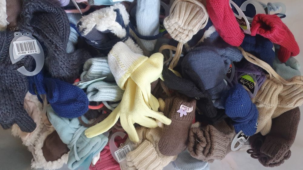 Lot de 60 &eacute;charpes b&eacute;b&eacute; et enfants
Bonnets, gants, moufles Vêtements enfants
