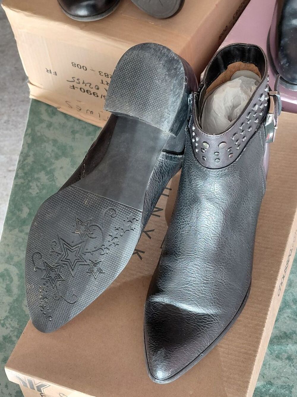 Differentes chaussures , femles- enfants et hommes. Chaussures
