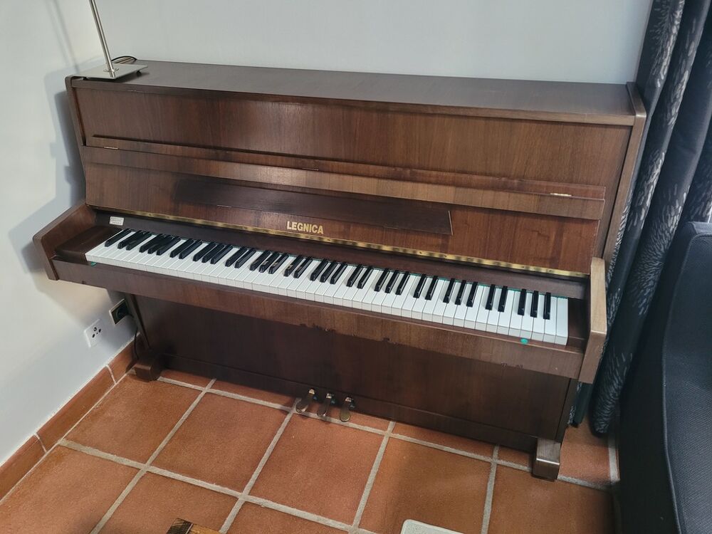 Piano droit Legnica en bois marron Instruments de musique